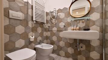Habitación triple | Baño | Regadera, secadora de cabello, pantuflas, bidet