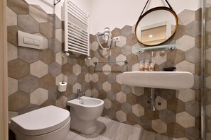Triple Room | Bathroom | Shower, hair dryer, slippers, bidet - Relais Barberini (Rome)