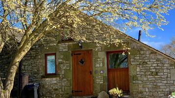 Cottage, 2 Bedrooms (The Farrows) | Iron/ironing board, free WiFi, bed sheets