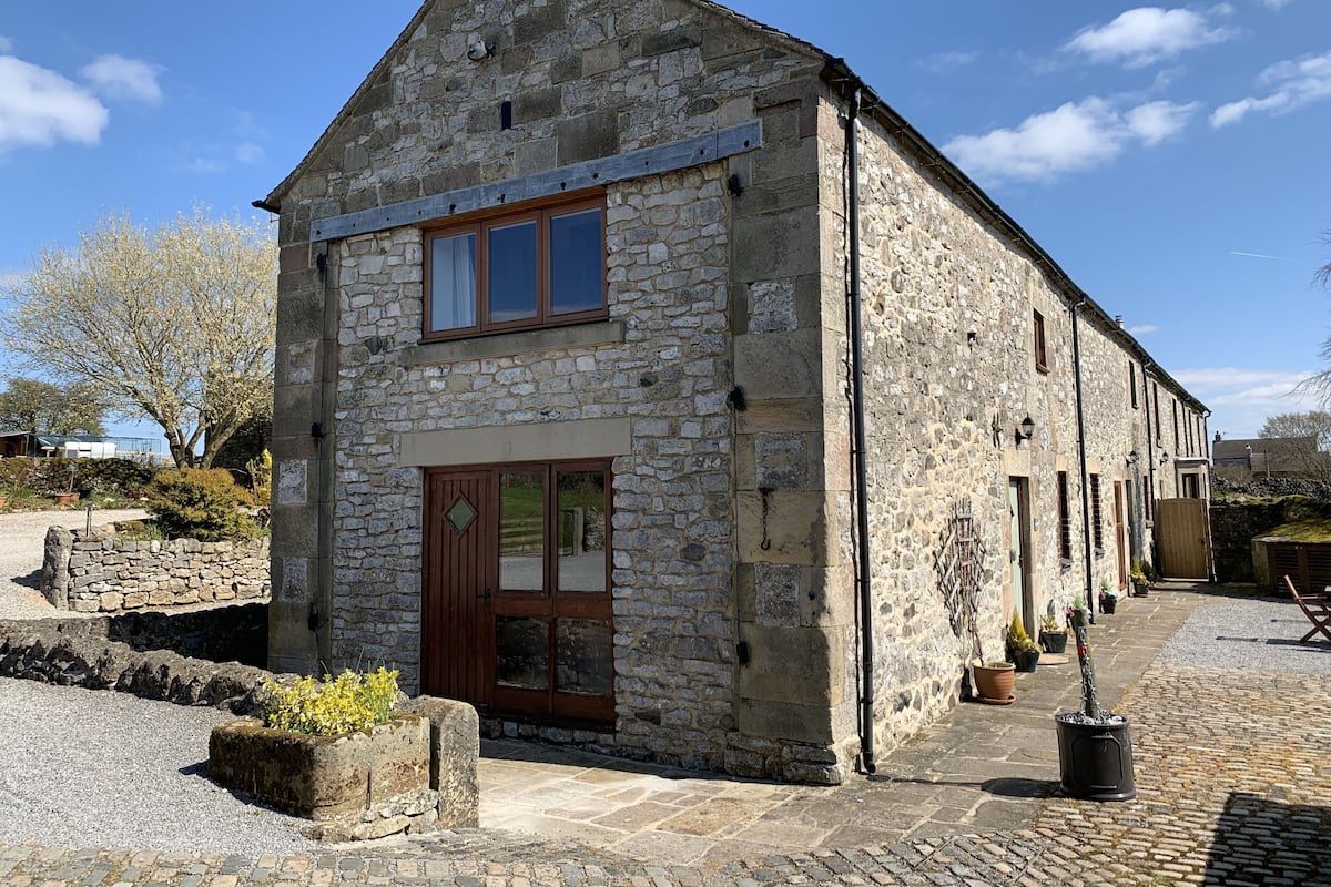 Cottage, 3 Bedrooms (Barn End) | Iron/ironing board, free WiFi, bed sheets