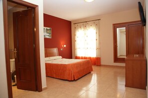 Desk, blackout curtains, free WiFi - Hotel Ciudad de Pozo Alcón (Pozo Alcon)