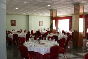 Breakfast, lunch and dinner served - Hotel Ciudad de Pozo Alcón (Pozo Alcon)