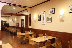 Breakfast, lunch and dinner served  - Hotel Ciudad de Pozo Alcón (Pozo Alcon)