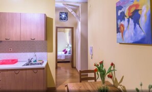 Apartamento, 1 habitación | Zona de estar | Una televisión