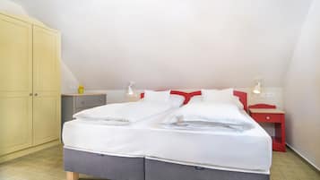 Grand Apartment, 3 Bedrooms | 3 bedrooms, desk, blackout curtains, free WiFi
