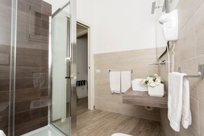 Deluxe Double or Twin Room | Bathroom | Shower, hair dryer, bidet, towels - Residence Le Vie del Centro (Matera)