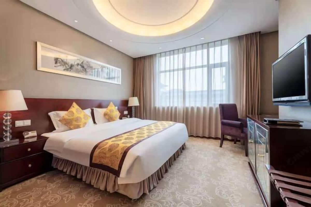 In-room safe, desk, blackout curtains, soundproofing