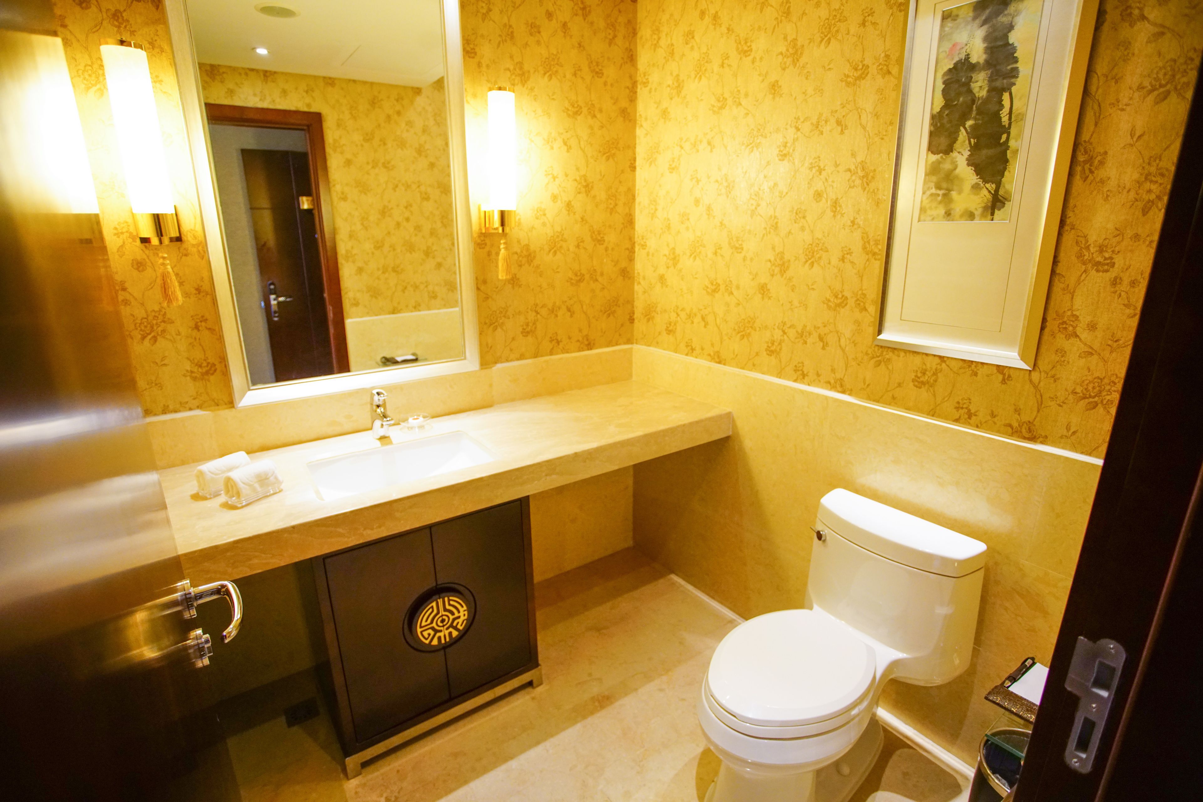 deluxe suite | bathroom | shower, free toiletries, hair dryer, slippers