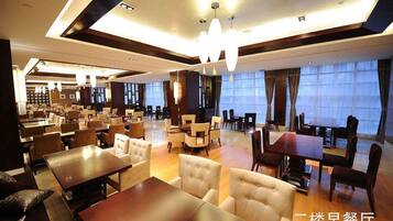 Daily buffet breakfast (CNY 78 per person)