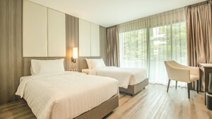 A hotel room with two beds, a desk, and a chair. - Hotel MAYU Chiang Mai (Chiang Mai)
