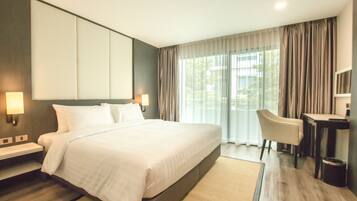 Habitación estándar doble, 1 cama de matrimonio grande, no fumadores | Minibar, caja fuerte, escritorio y cortinas opacas