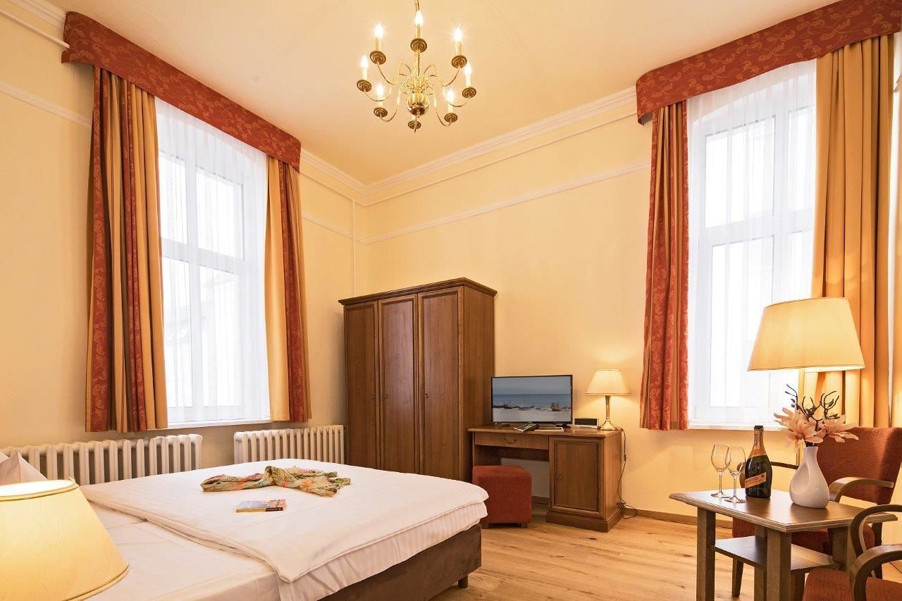 double room | in-room safe, desk, free wifi, bed sheets