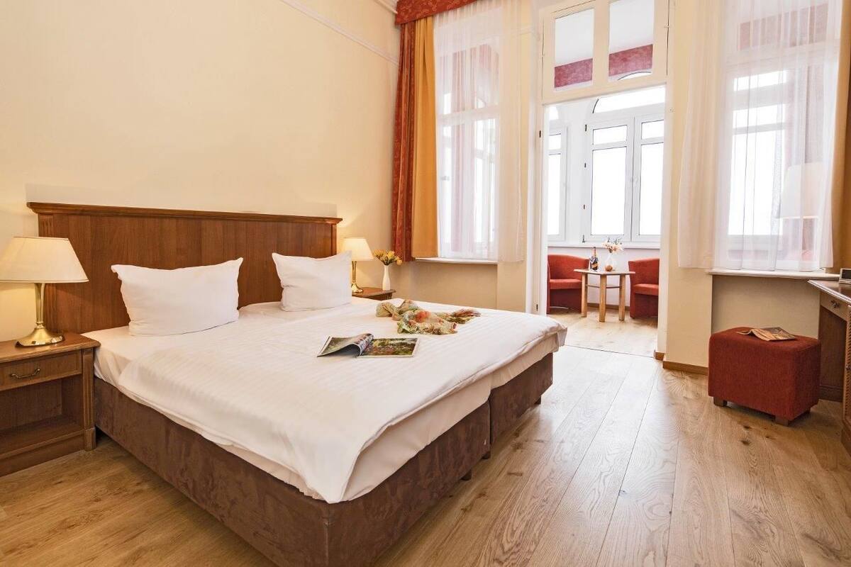 Habitación doble, patio, vistas al mar | Caja fuerte, escritorio, wifi gratis y ropa de cama