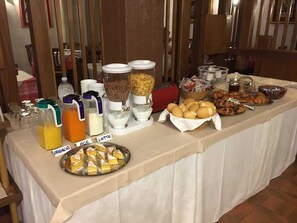 Desayuno bufé gratuito y diario
