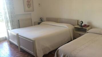 Quarto triplo | Escrivaninha, Wi-Fi de cortesia