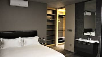 River Suite | 1 slaapkamer, luxe beddengoed, een kluis op de kamer, een bureau