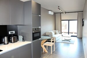 Protea Suite | Cocina privada | Frigorífico, microondas, placa de cocina y lavavajillas