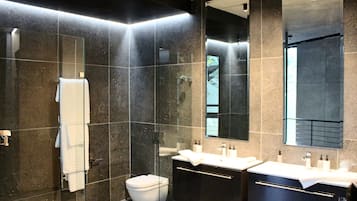 The Aviator | Bagno | Doccia, set di cortesia gratuito, asciugacapelli, pantofole