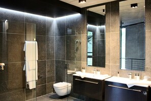 The Aviator | Bathroom | Shower, free toiletries, hair dryer, slippers