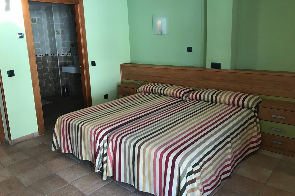 Double Room | 6 bedrooms, iron/ironing board, free WiFi, bed sheets