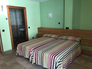 Double Room | 6 bedrooms, iron/ironing board, free WiFi, bed sheets - El Soportal De Uceda (Uceda)