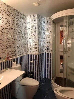 Charming Double Room | Bathroom | Deep soaking tub, hydromassage showerhead, free toiletries, towels - El Soportal De Uceda (Uceda)