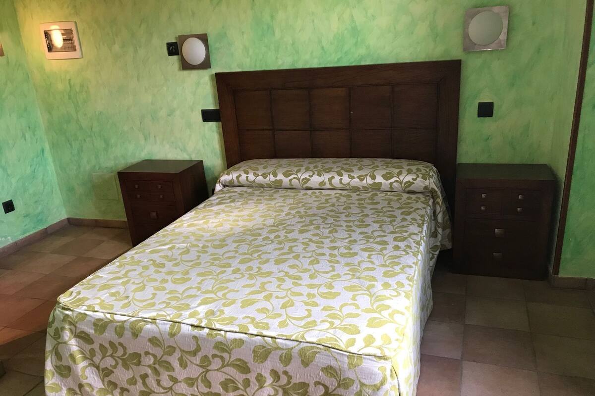 Charming Double Room | 6 bedrooms, iron/ironing board, free WiFi, bed sheets