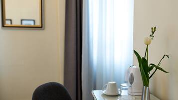 スタンダード ダブルルーム | ミニバー、セーフティボックス (室内)、デスク、遮光カーテン