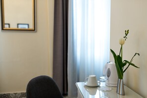 Habitación estándar doble | Minibar, caja fuerte, escritorio y cortinas opacas