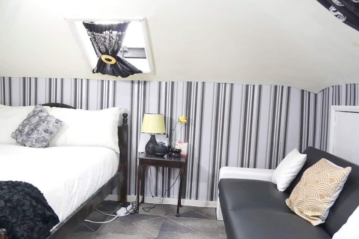 Tabla de planchar con plancha, cunas, wifi gratis y ropa de cama