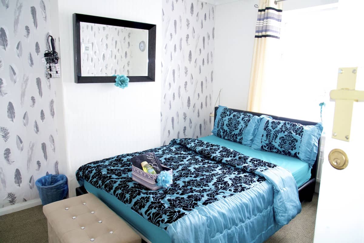 Tabla de planchar con plancha, cunas, wifi gratis y ropa de cama