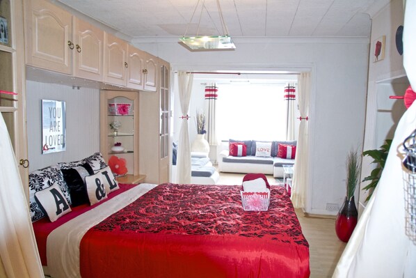 デラックス ダブルルーム エンスイート | アイロン / アイロン台、ベビーベッド、WiFi (無料)、ベッドシーツ