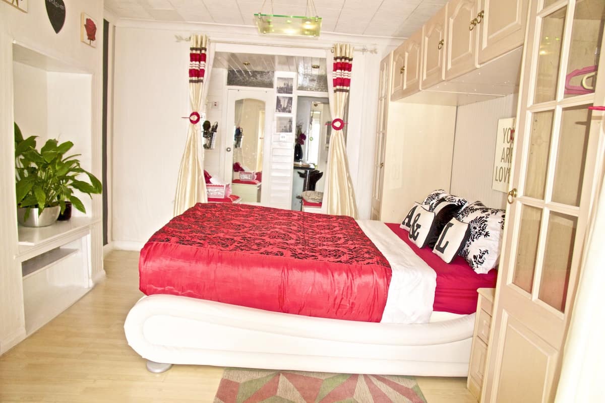 Tabla de planchar con plancha, cunas, wifi gratis y ropa de cama