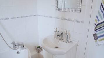 Đồ dùng nhà tắm miễn phí, máy sấy tóc, khăn tắm