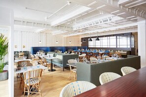 供應早餐、午餐及晚餐