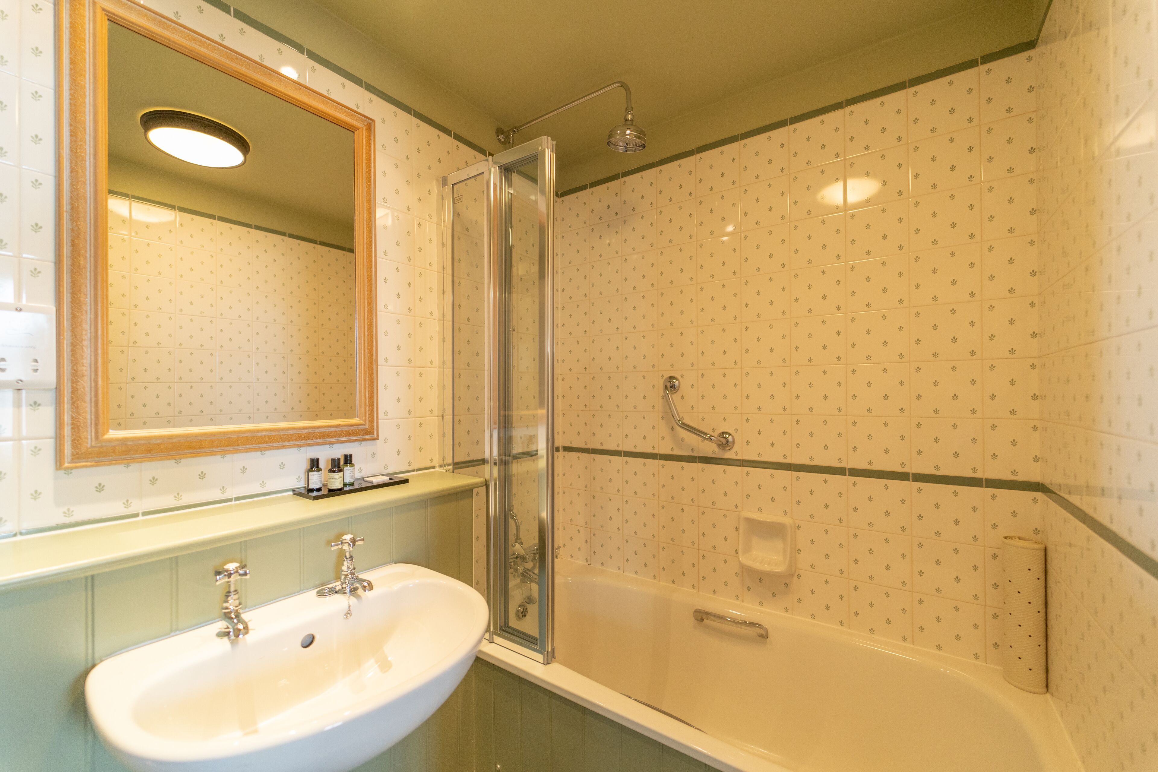 Chuveiro/banheira combinados, secador de cabelo, toalhas de banho 