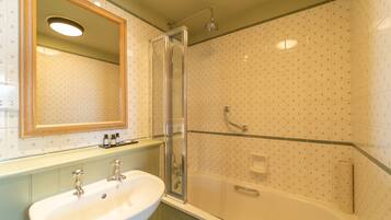 Tina con regadera, secadora de cabello, toallas