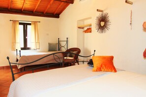 Apartament clàssic, 1 dormitori, vistes al pati | Escriptori, habitacions insonoritzades, wifi gratuïta i roba de llit 