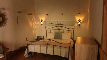 Classic Apartment, 1 Bedroom, Courtyard View | Desk, soundproofing, free WiFi, bed sheets