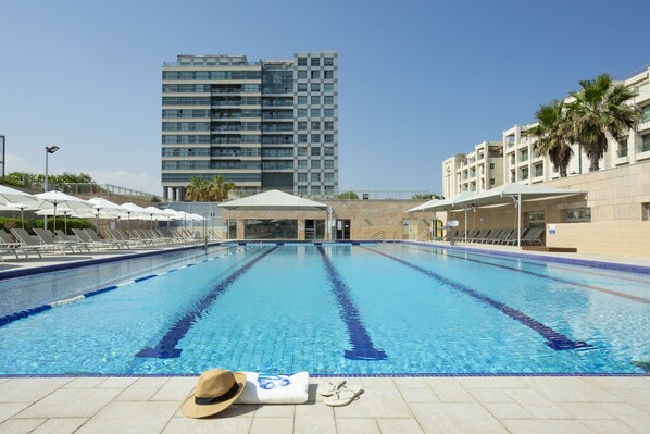 Seasonal outdoor pool - ApartHotel Okeanos on the Beach (Herzliya)