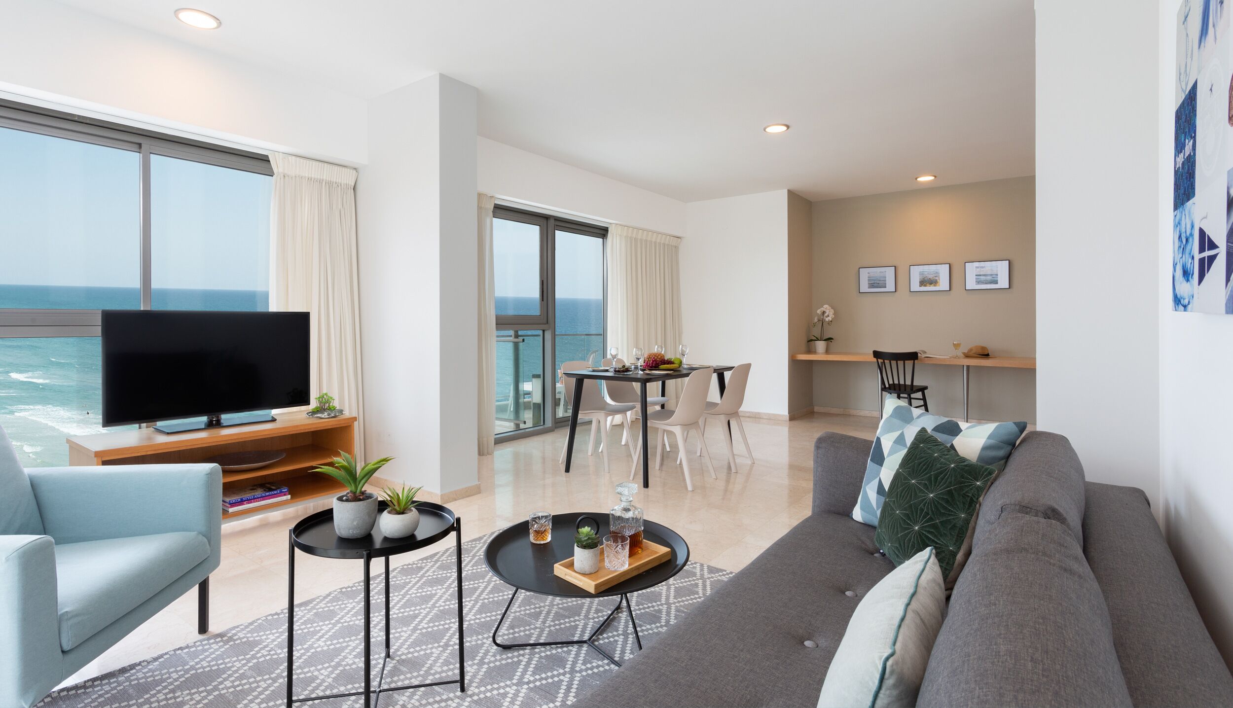 Appartement, 2 slaapkamers, uitzicht op zee | Een kluis op de kamer, geluiddichte muren, een strijkplank/strijkijzer