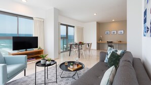 Apartment, 2 Schlafzimmer, Meerseite | Zimmersafe, schallisolierte Zimmer, Bügeleisen/Bügelbrett, Babybetten