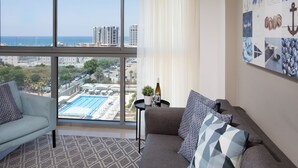 Apartment, 2 Schlafzimmer, Meerseite | Wohnbereich | Flachbildfernseher