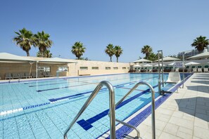 Seasonal outdoor pool - ApartHotel Okeanos on the Beach (Herzliya)