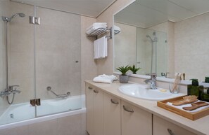 Deep-soaking bathtub, free toiletries, hair dryer, towels - ApartHotel Okeanos on the Beach (Herzliya)