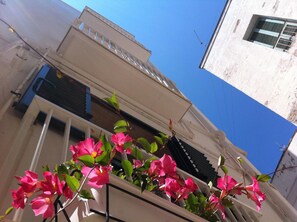 A building with a balcony and a window. - La torre e il mare (Monopoli)
