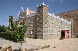 Vista frontal de la propiedad