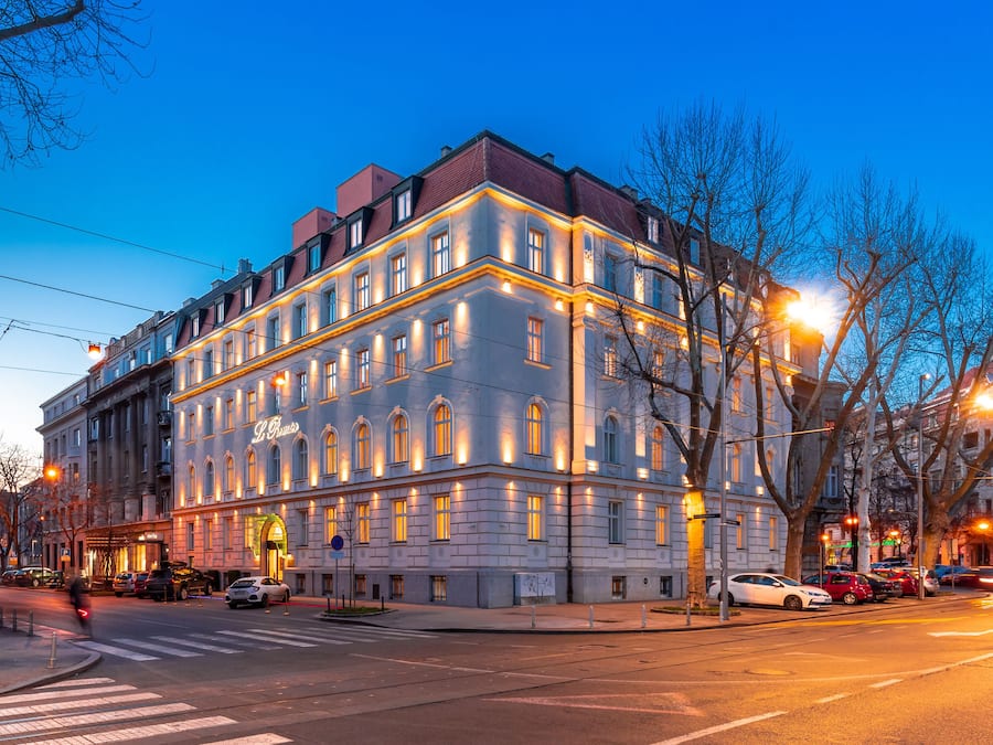 Fachada da propriedade à noite