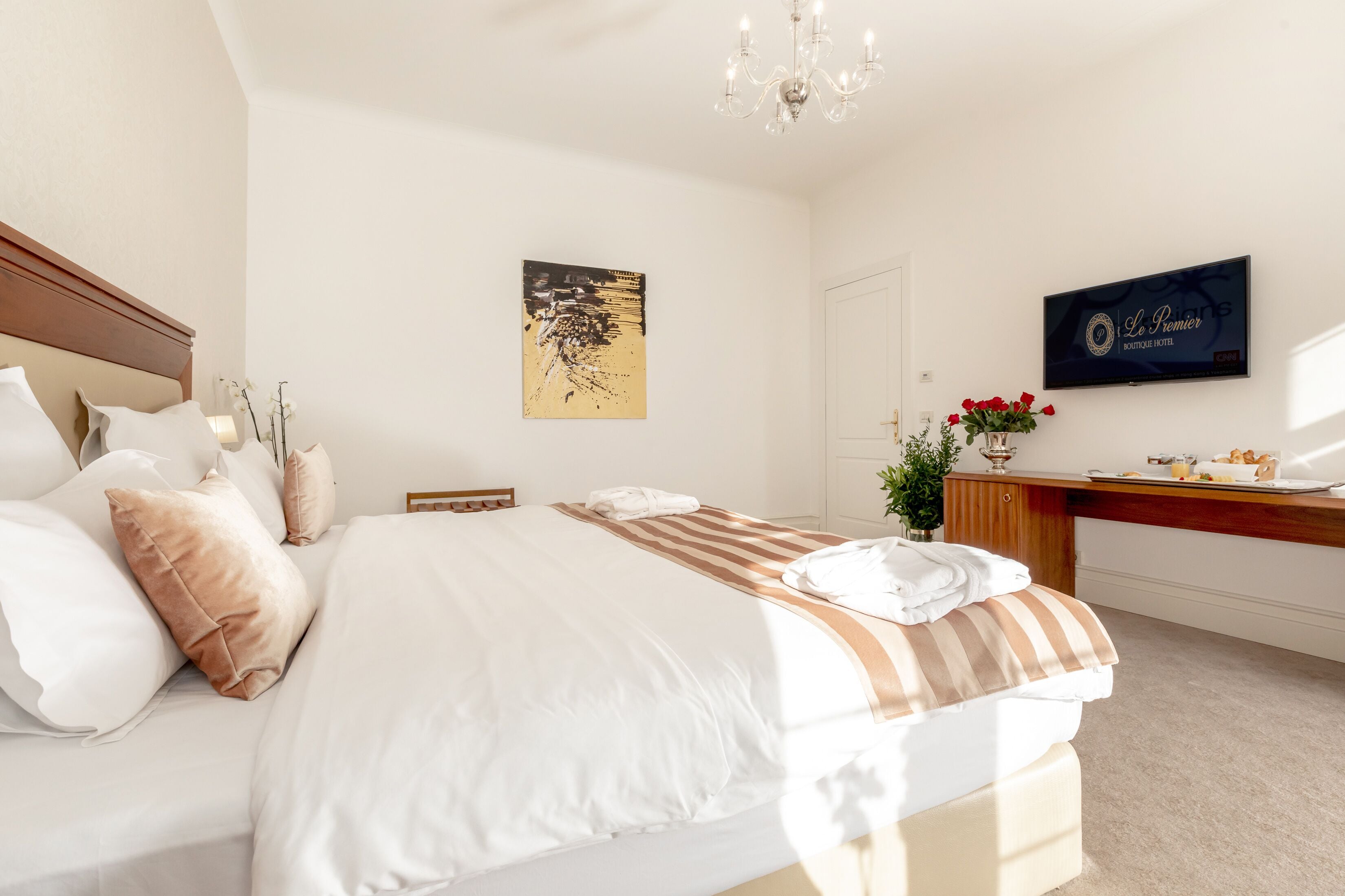 Deluxe-sviitti | Ylelliset vuodevaatteet, minibaari, tallelokero huoneessa, työpöytä