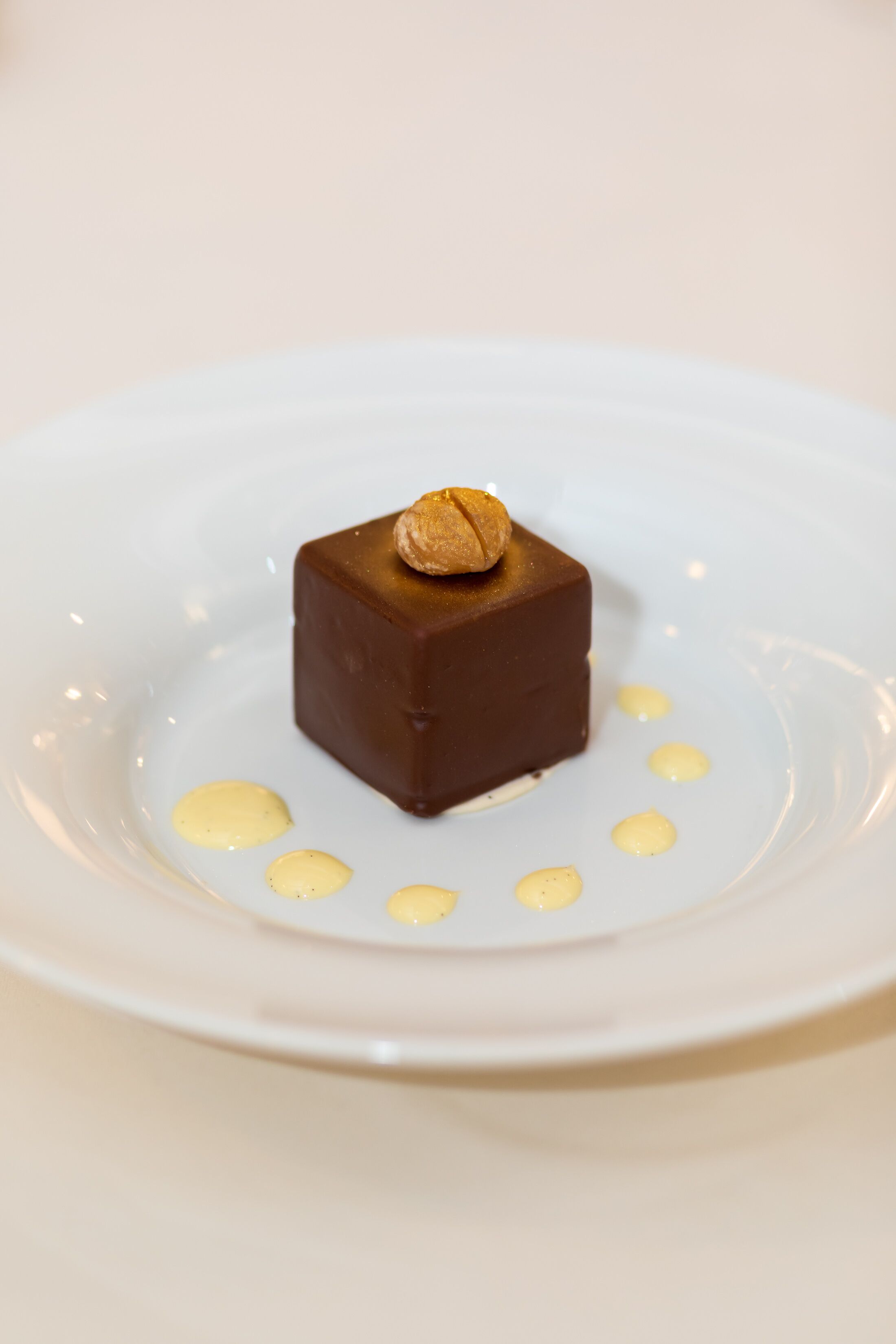 En dessert på en hvid tallerken med glat overflade.